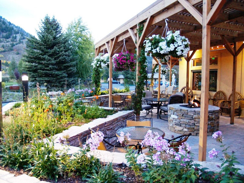 alpine-wy-restaurant-patio-dining - Flying Saddle Resort